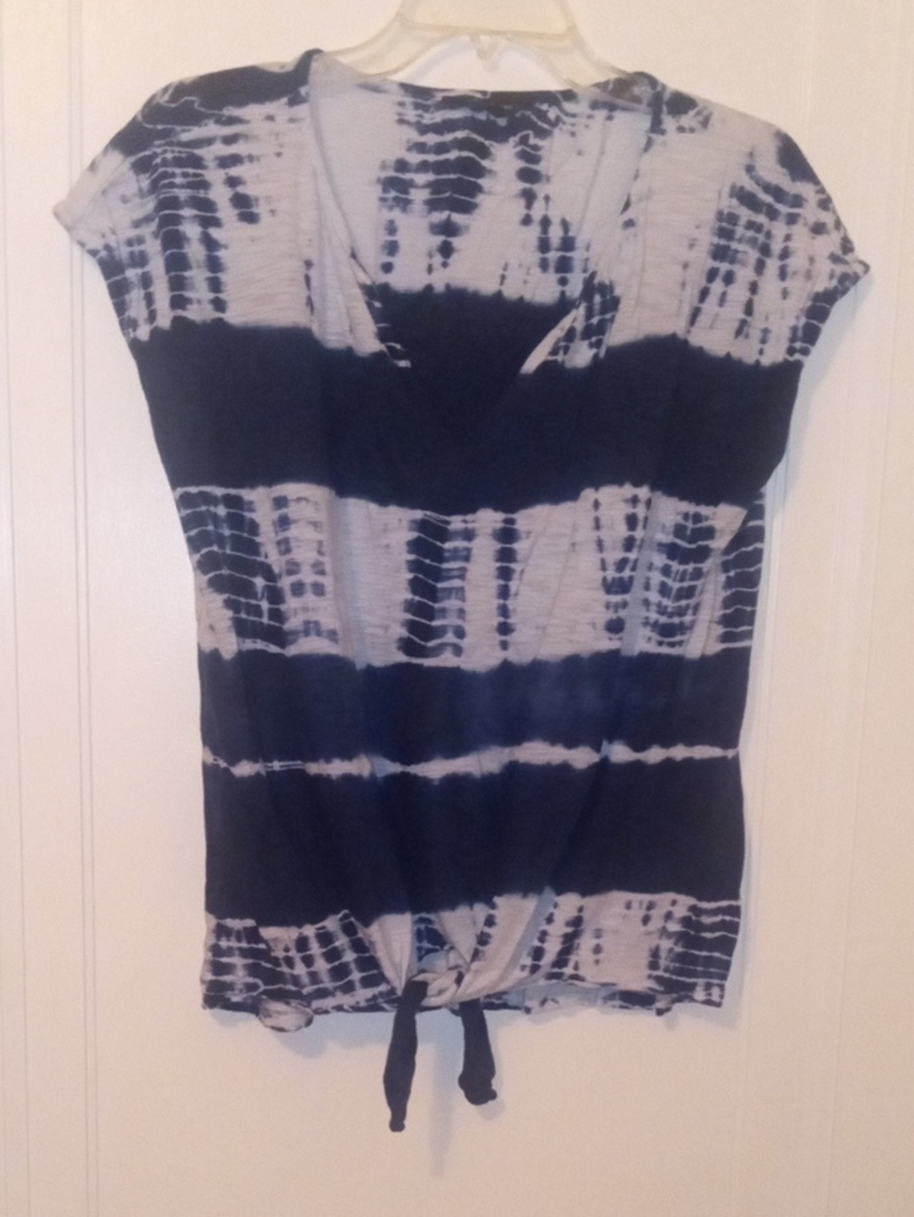 Women’s Navy and White Tie-Dye Front-Tie V-Neck Top LUCKY Brand, large